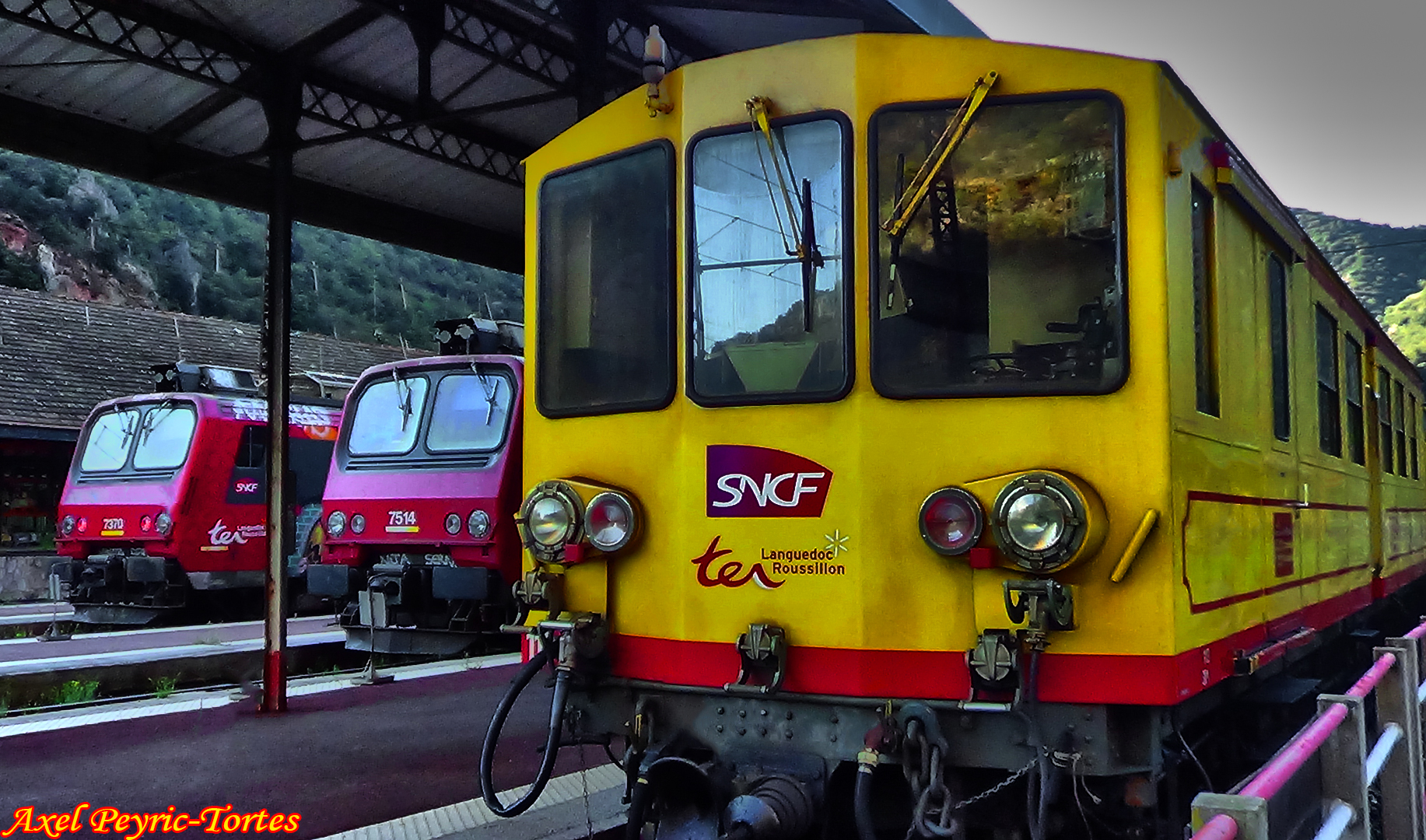 Deux z2 et la z 113 vues de pres en diagonale stationnant en gare de vvlb