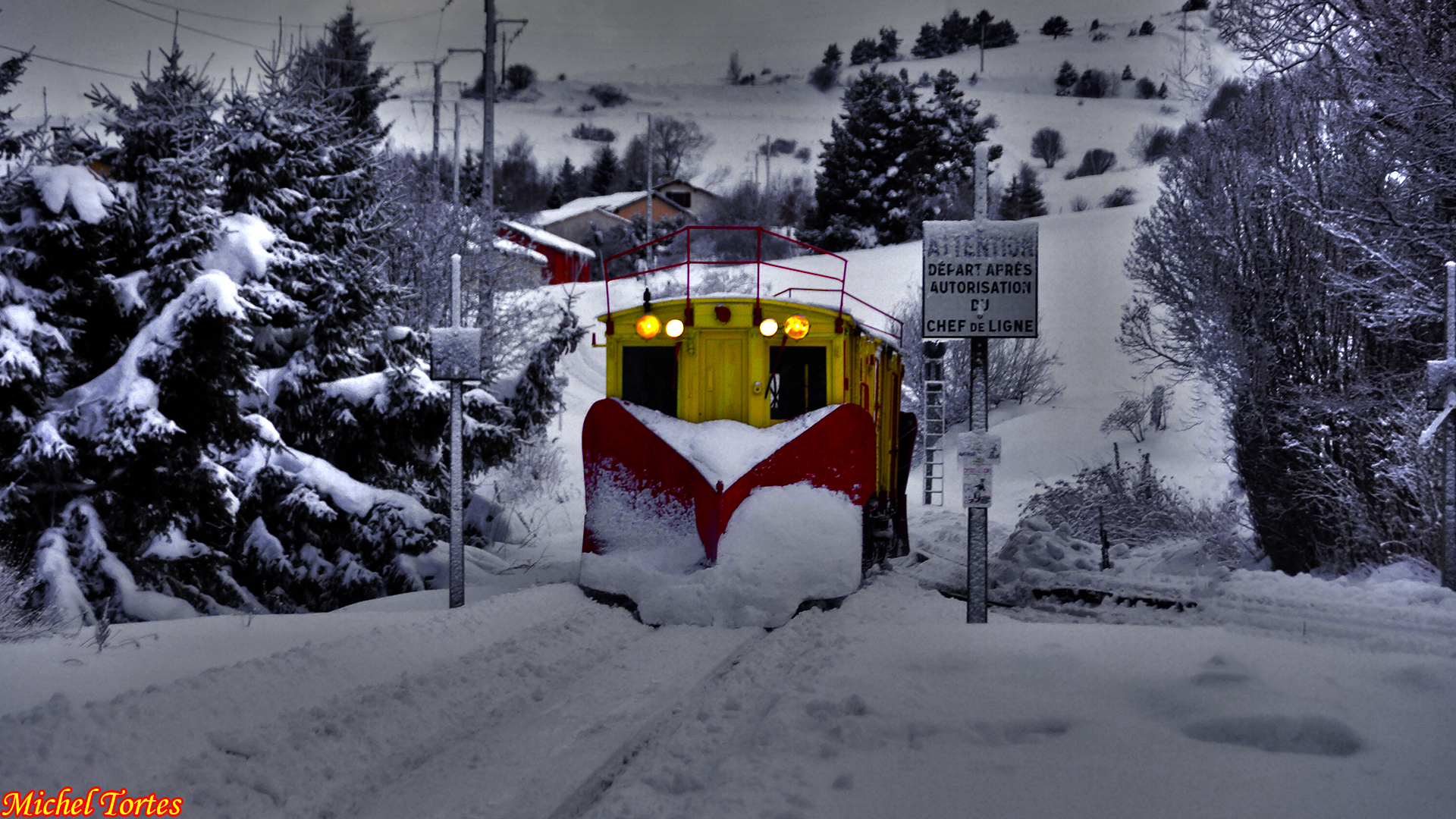 Le chasse neige vu de face manoeuvrant sous la neige a mont louis