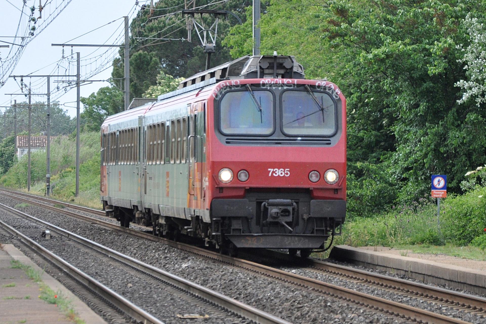 Z2 7365 lr par lyntern en gare de manduel redessan